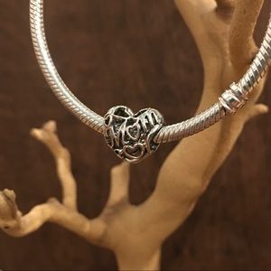 PANDORA | “Motherly Love” Charm 💝